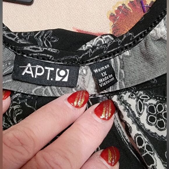 #159 Apt 9 Black with white floral Top Size:1x - Picture 4 of 8